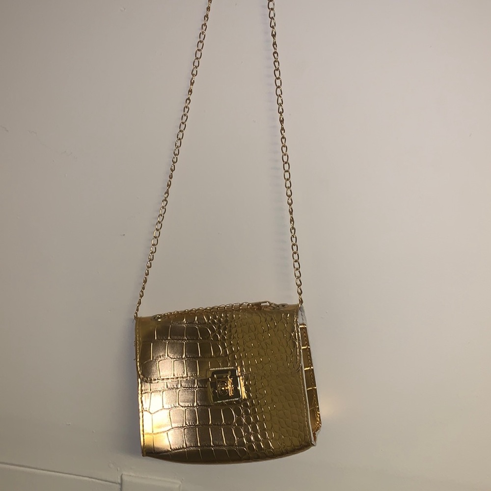 Gold lightweight purse!